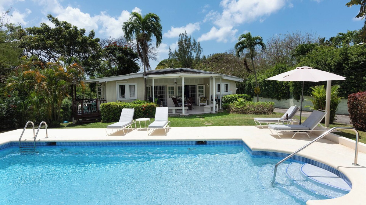 Mullins Villa | Beautiful family villa in a secluded location just 4min walk from Mullins beach