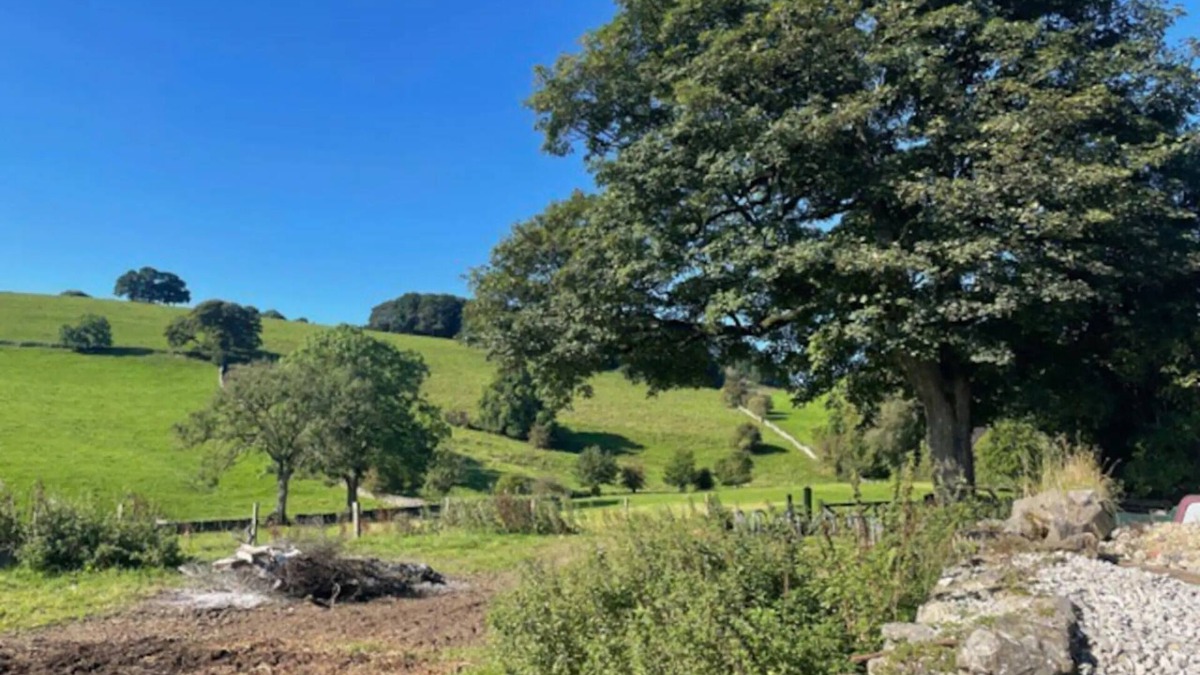 Alsop en le Dale Cottage | Beautiful Farm environment, in the Peak District. Close to walking trails.