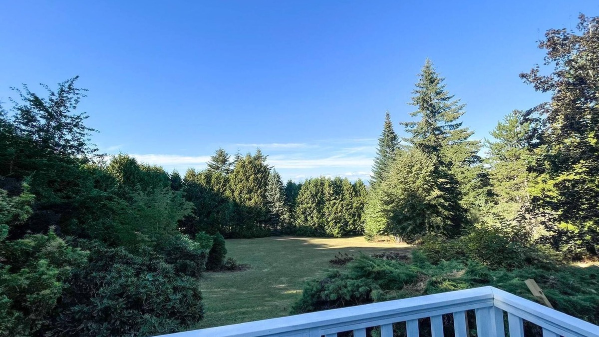 Langley House | Beautiful farm house with a ton of space and a Sauna . Family friendly