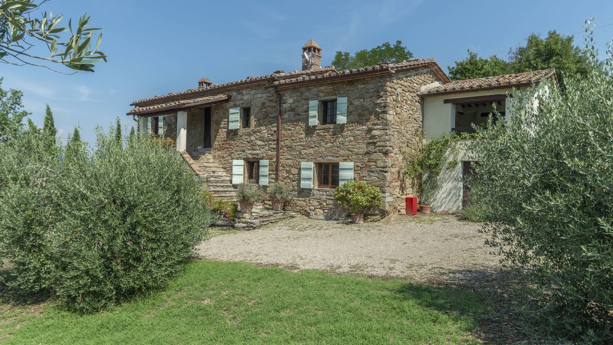 Lisciano Niccone Villa | Beautiful farmhouse + pool, a glorious setting in hills behind Lake Trasimeno