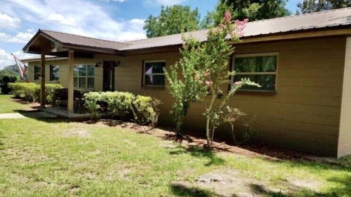 Alachua House | Beautiful farmhouse on acreage! Interact with the horses, enjoy the country!