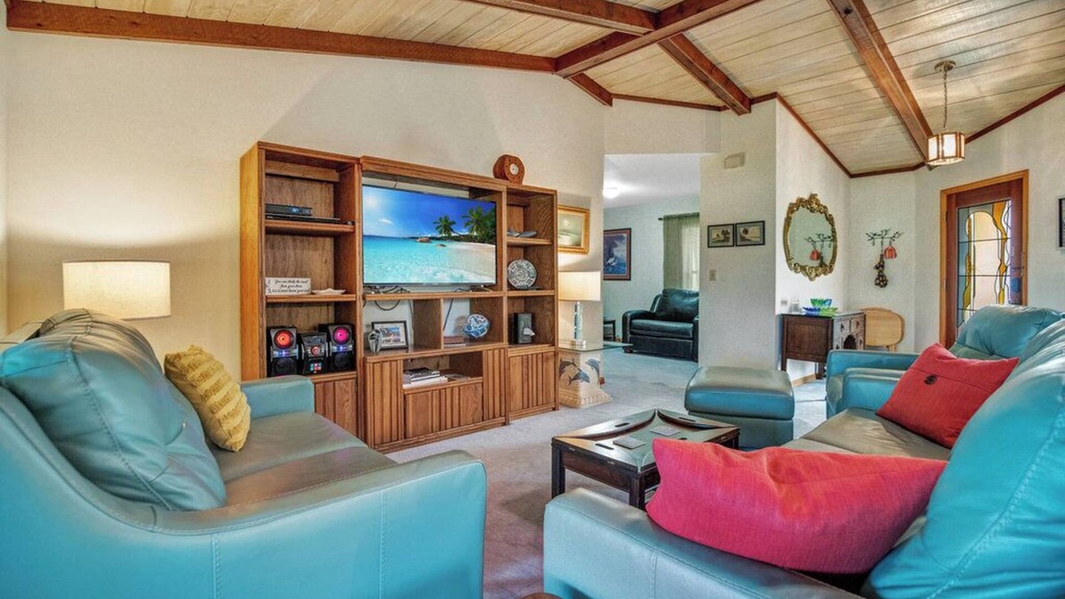 DeLand House | Beautiful Fishing Lake Front Home, Close To Beaches And Theme Parks, Sleeps 6.