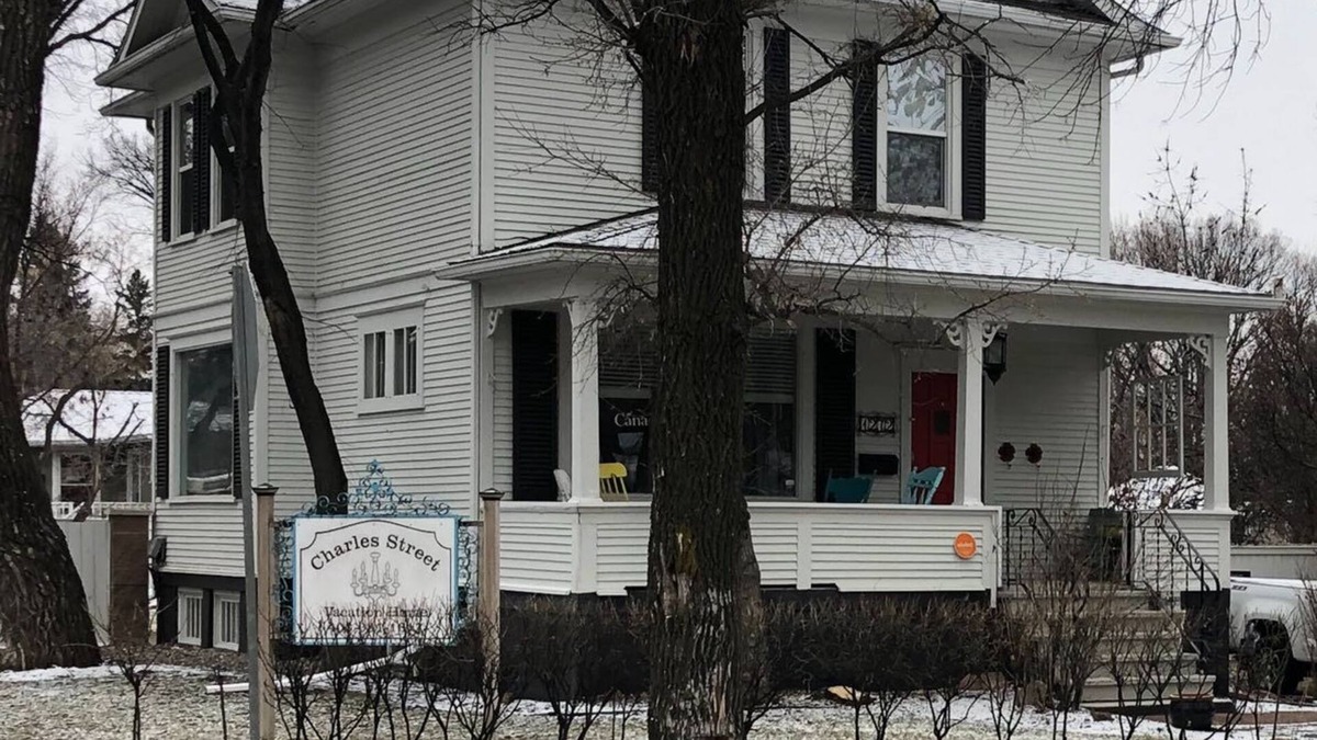 South Lethbridge House | Beautiful Folk Victorian home in the heart of Lethbridge.