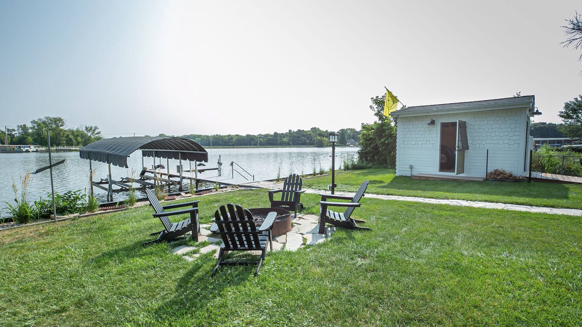 McHenry House | Beautiful Fox River Waterfront House Getaway