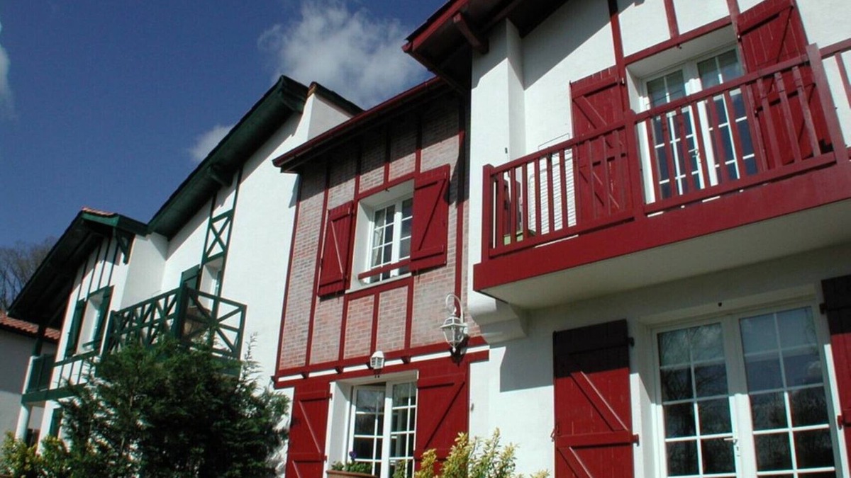 La Bastide-Clairence House | Beautiful typical Basque house in residence with swimming pool