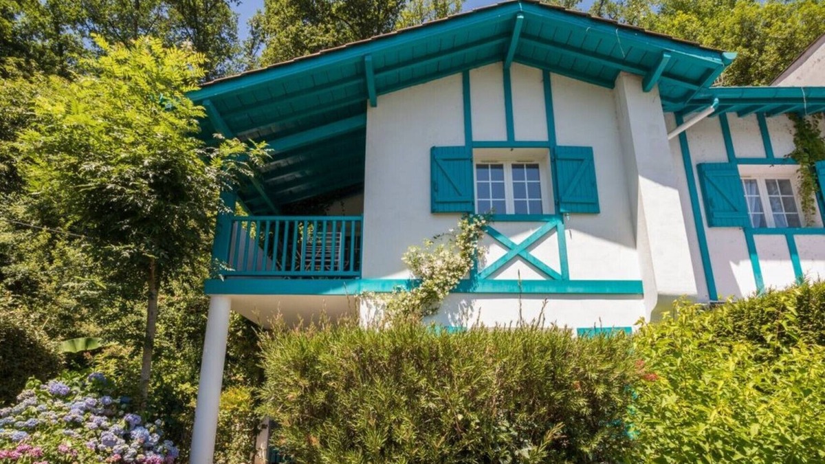 La Bastide-Clairence House | Beautiful typical Basque apartment in residence with swimming pool
