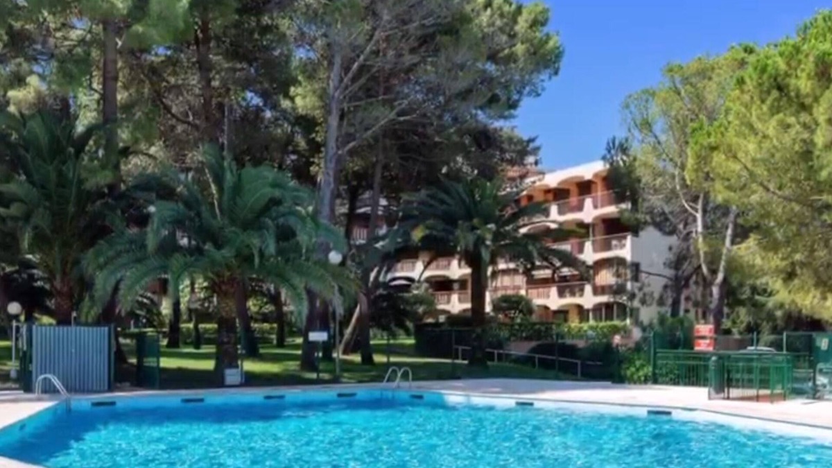 Mandelieu-La-Napoule Apartment | Beautiful 4-person apartment in Mandelieu La Napoule on the top floor with swimming pool