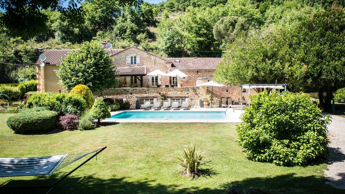 Sauveterre-la-Lemance Villa | Beautiful Country Home in Large Grounds with Woods Leat and Heated Swimming Pool