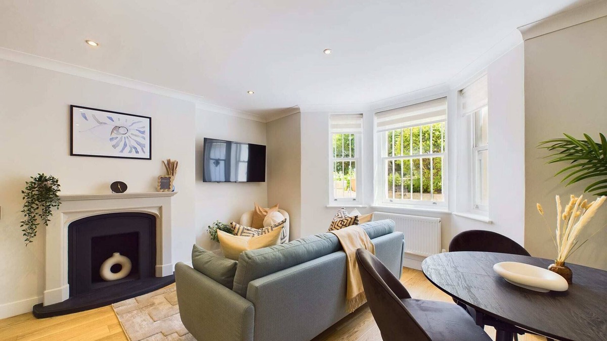 Harrow Road Apartment | Beautiful Garden Apartment near Warwick Avenue