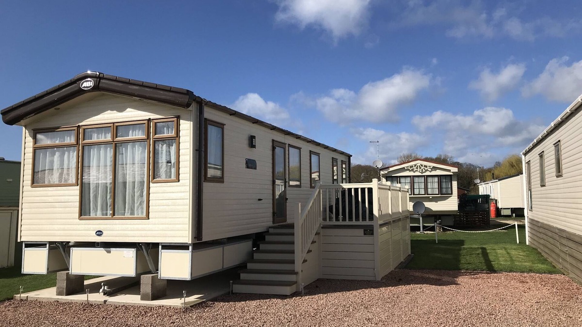 Tiddington Cabin | Beautiful 2-Bed Caravan in Stratford-upon-Avon