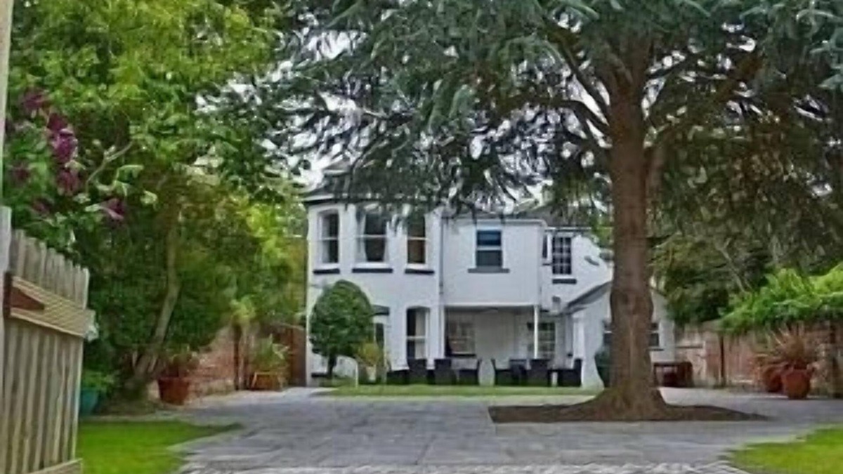 Gosport House | Beautiful Georgian Grade II Listed Detached House sleeps 18