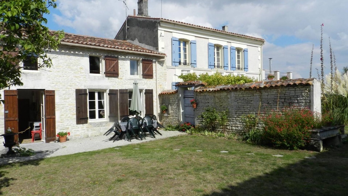 Nantille House | Beautiful Gite with pool and jacuzzi 6 pers 3 bedrooms