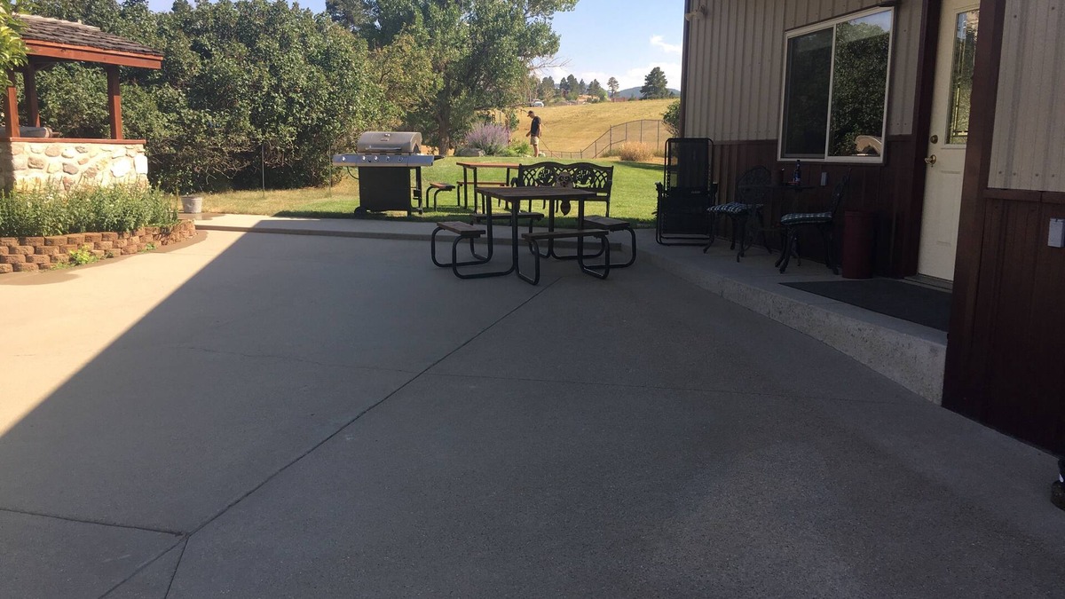 Sturgis House | Beautiful guest house with garage