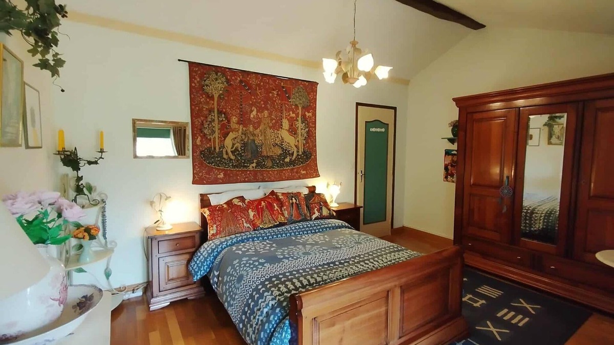 Viennay Bed & Breakfast | Beautiful guest room, old farmhouse full of character. Nature and countryside.
