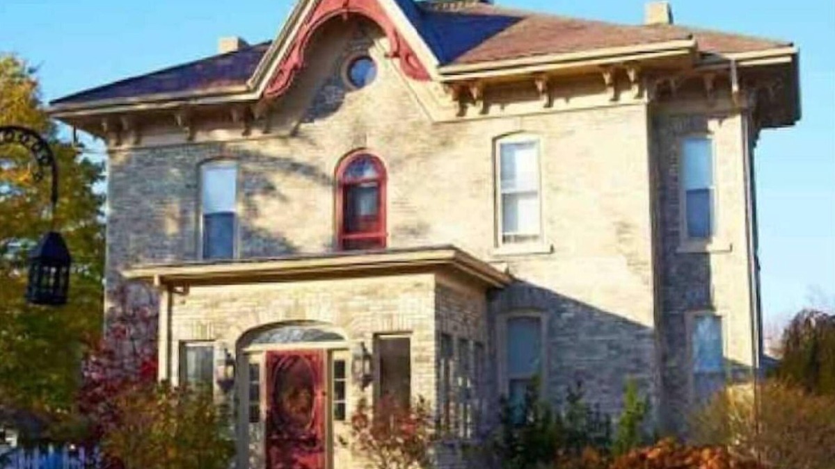 Goderich House | Beautiful Heritage Home With Pool
