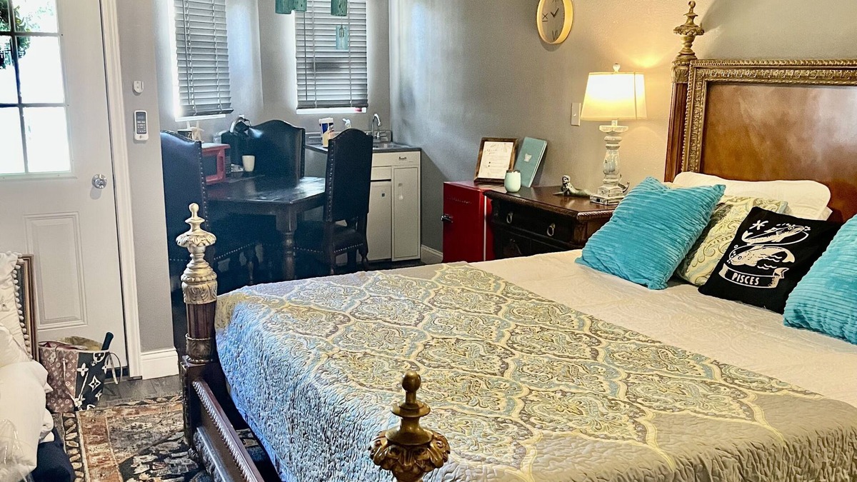 Boerne Cabin | Beautiful Hill Country Cabin with a kitchenette - close to Boerne and Bulverde