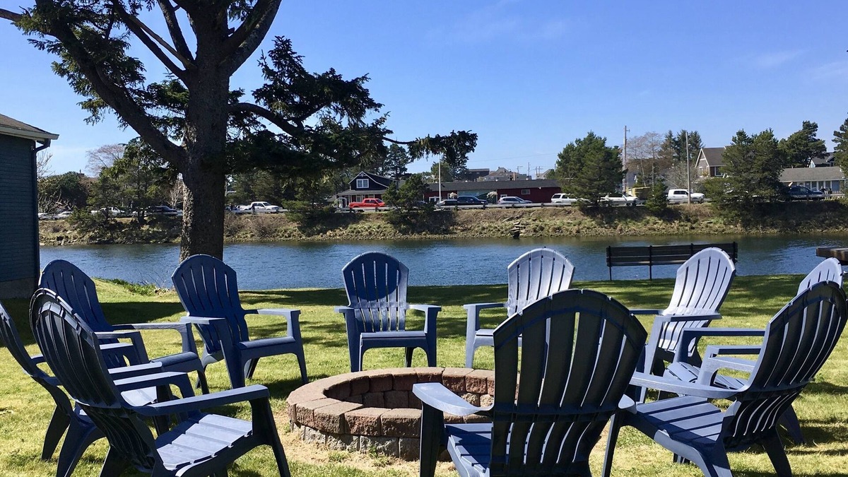 Seaside House | Beautiful Historic 5 Star Home On The River's Edge In Seaside. Walk to Downtown.