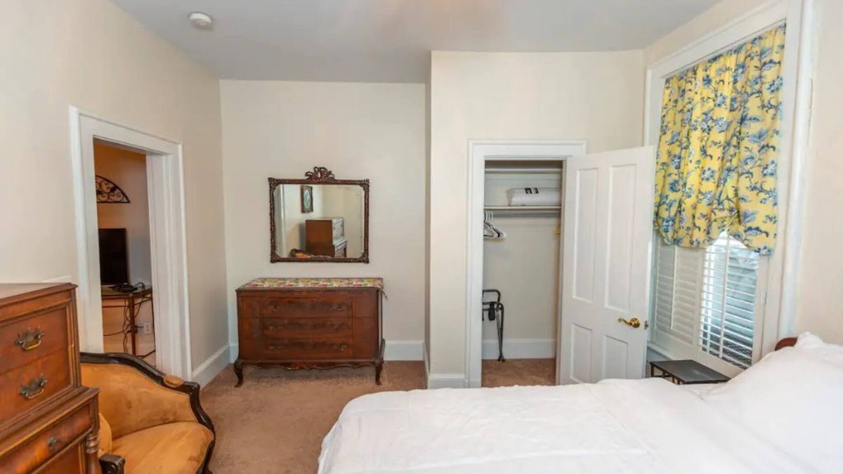 Glendale Apartment | Beautiful Historic Glendale1/1 Suite by Park w/Parking and Wi-fi Suite # 2