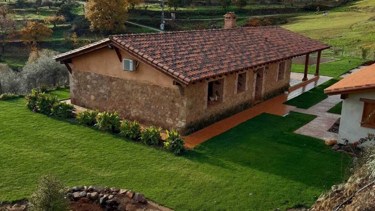 Candeleda House | Beautiful house surrounded by meadows and oaks, with private pool and excellent views of the valley