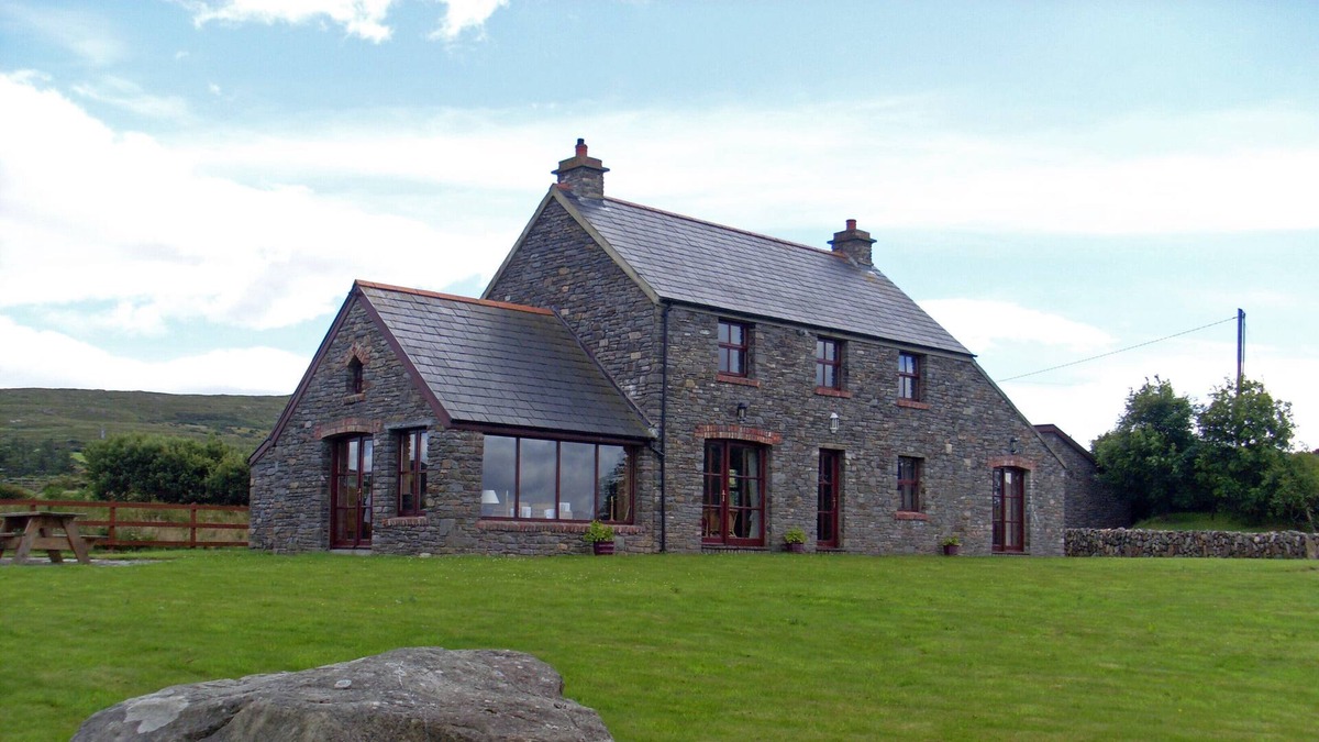 Dunbeacon Cottage | Beautiful Holiday Cottage 3 beds with private access to Dunmanus Bay