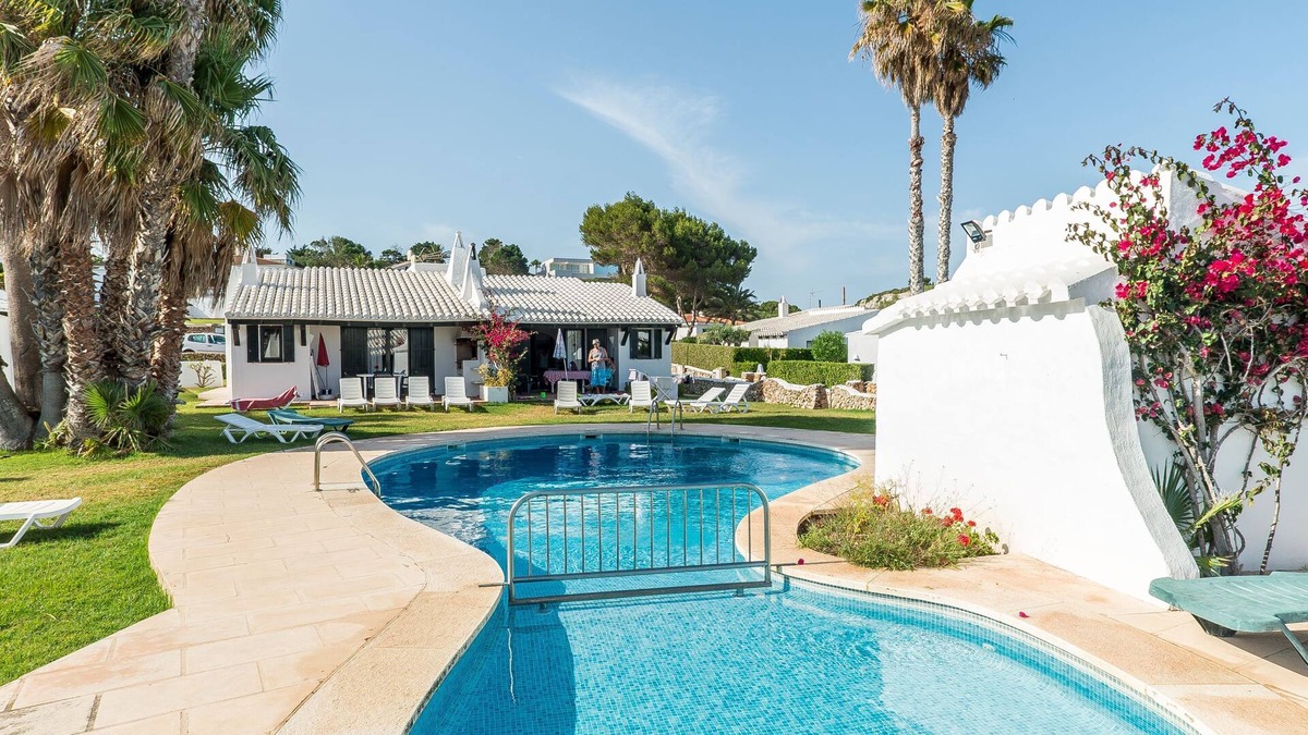 Binisafua House | Beautiful Holiday Home in Residential Complex with Pool, Wi-Fi, Terrace and Lawn