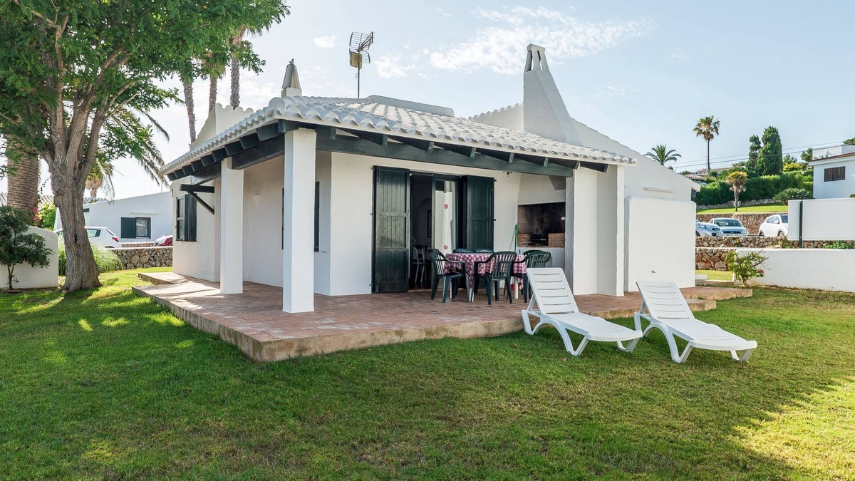 Binisafua House | Beautiful Holiday Home in Residential Complex with Pool, Wi-Fi, Terrace and Lawn