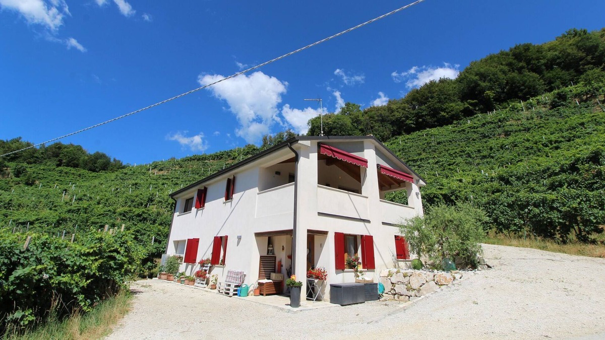 Miane House | Beautiful holiday home in Miane with terrace