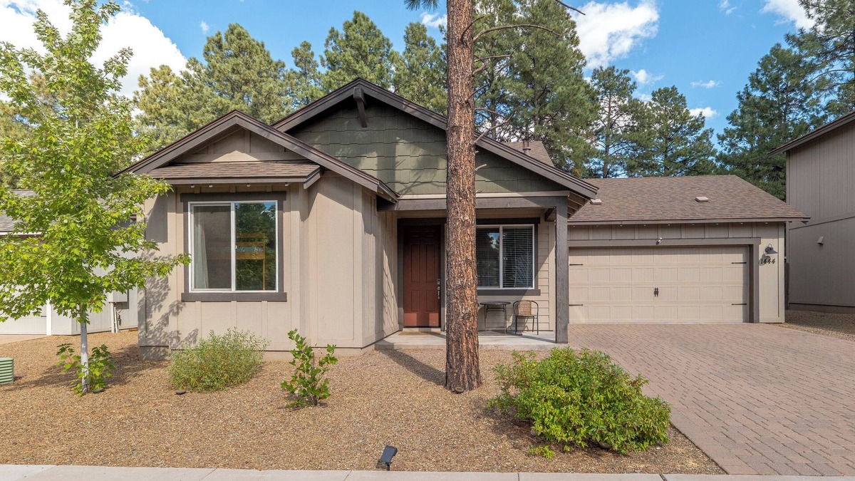 Flagstaff House | Beautiful home! Central AC! 5 mins to Downtown! Great setting! 20% Monthly Disc!