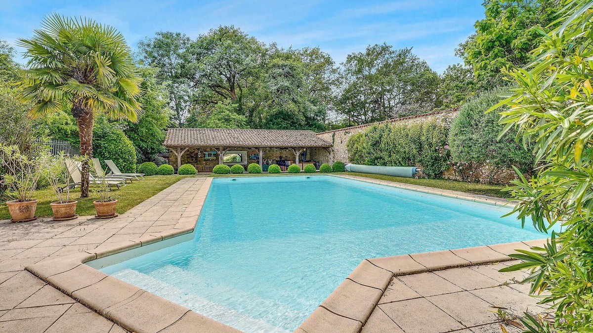 Nieul-le-Dolent House | Beautiful home in Nieul Le Dolent with WiFi