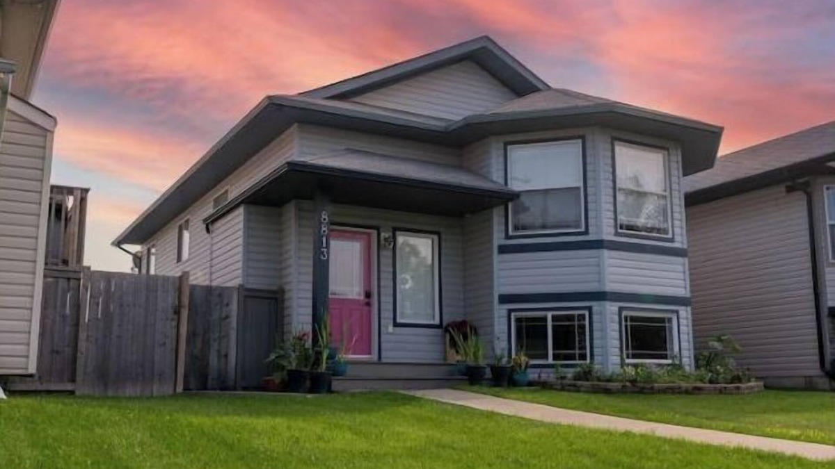 Grande Prairie House | Beautiful home in quiet neighbourhood, sleeps 10!