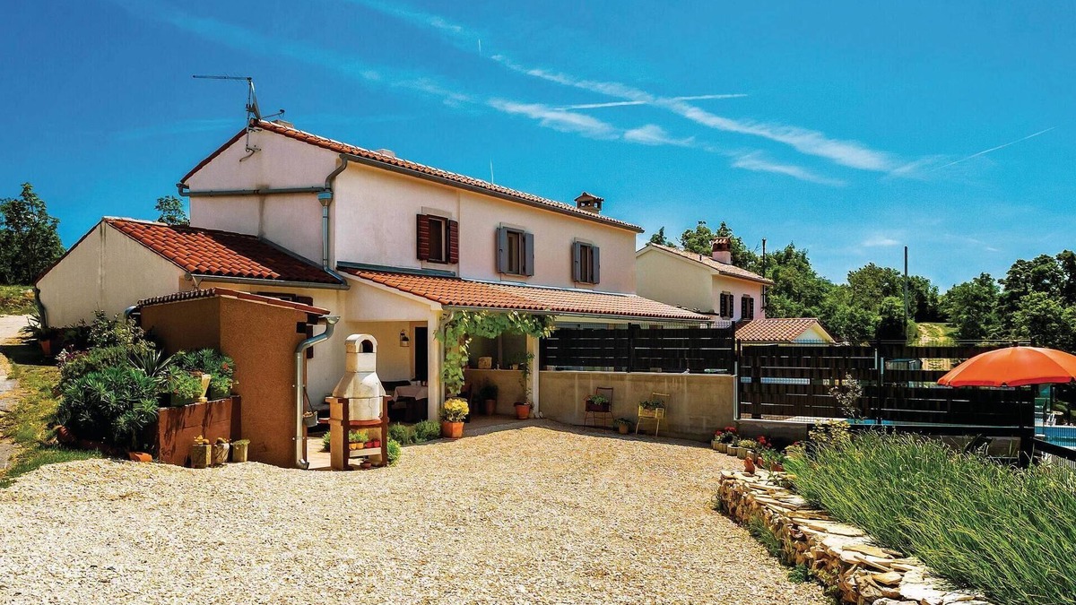 Bartici House | Beautiful home in Bartici with WiFi