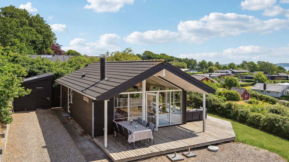 Brunsnaes House | Beautiful home in Broager with kitchen