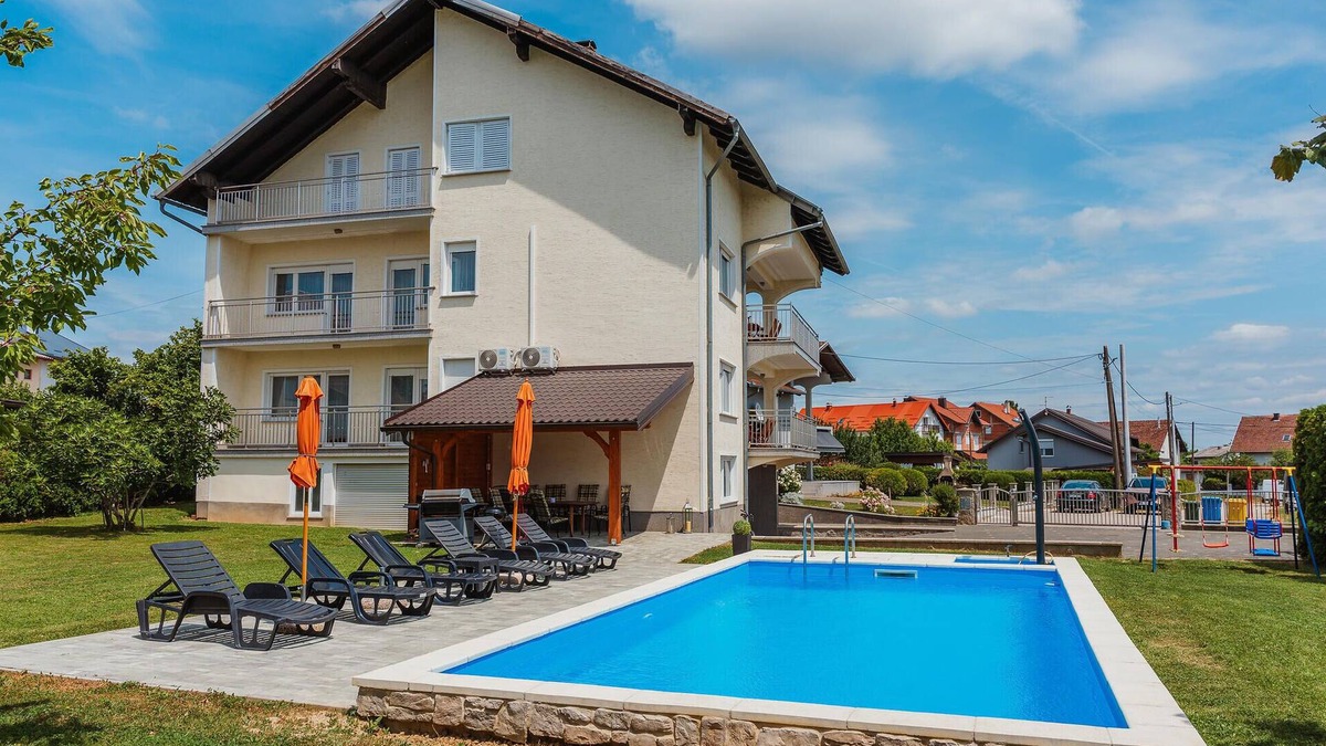 Dugo Selo House | Beautiful home in Dugo Selo with WiFi