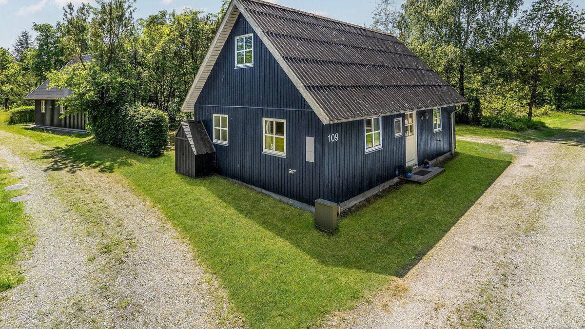 Skygge House | Beautiful home in Give with WiFi