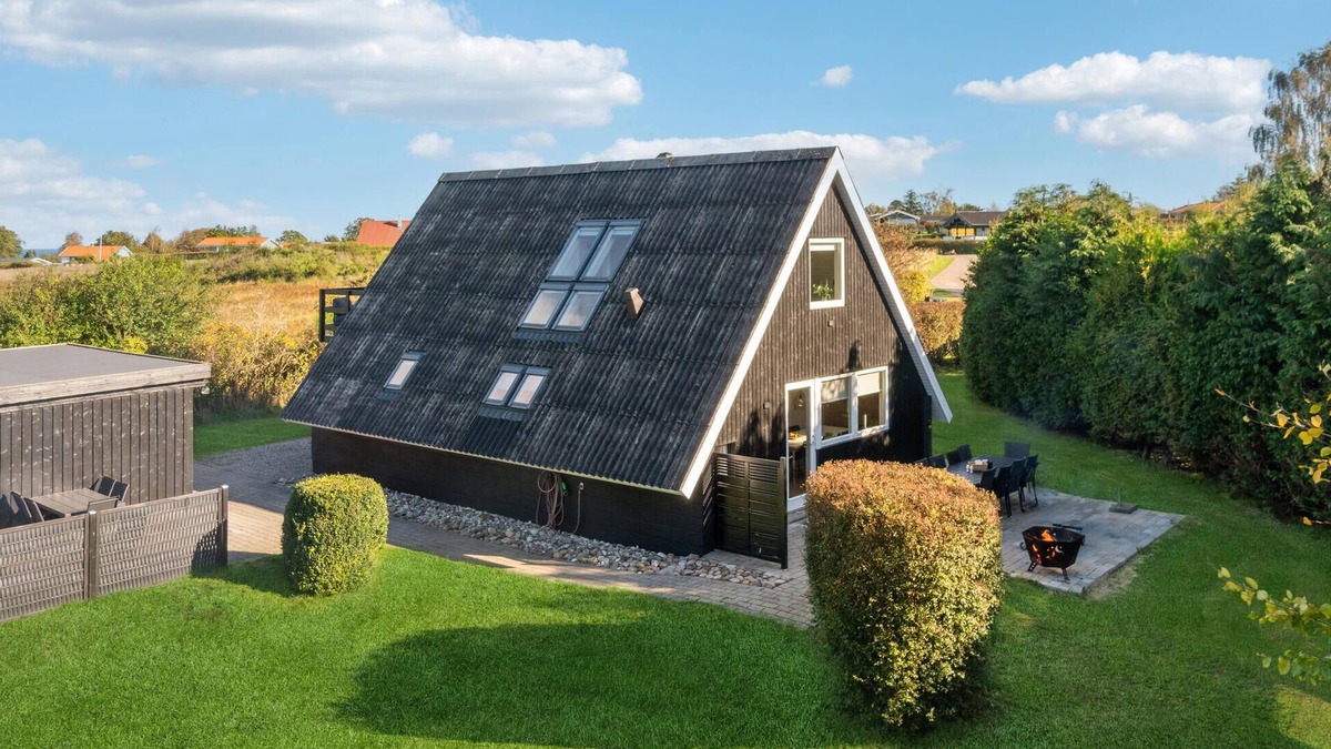 Bønnerup Strand House | Beautiful home in Glesborg with kitchen