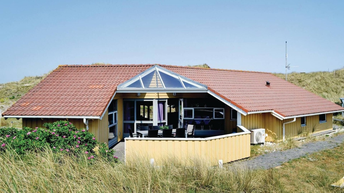 Bjerregard Strand House | Beautiful home in Hvide Sande with WiFi