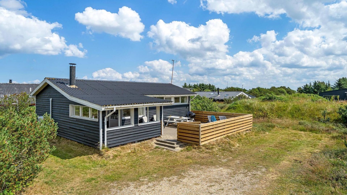 Bjerregaard House | Beautiful home in Hvide Sande with WiFi