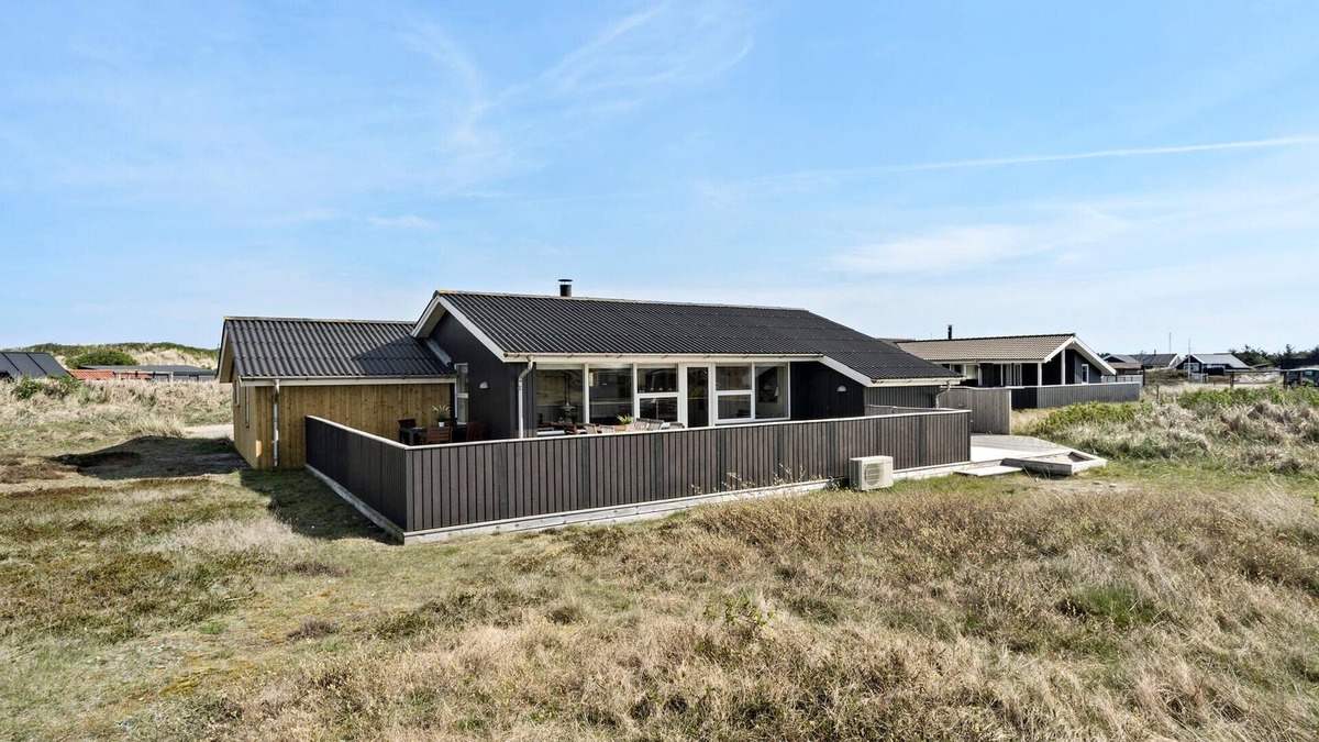 Bjerregard Strand House | Beautiful home in Hvide Sande with WiFi