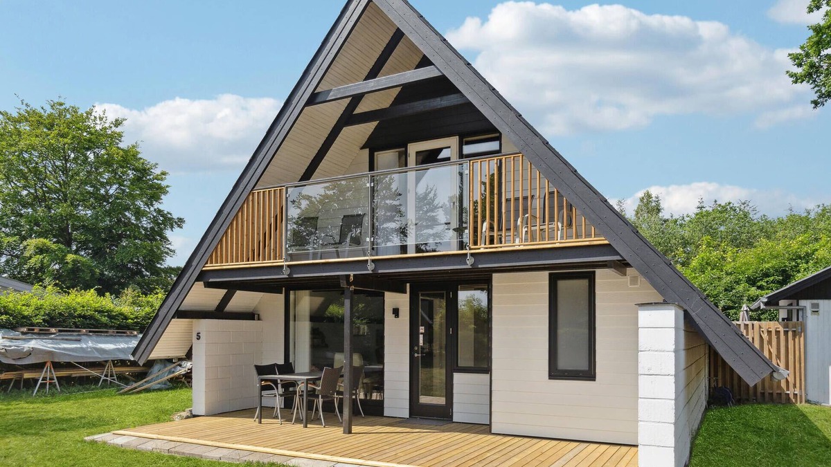 Haslevgarde House | Beautiful home in Hadsund with kitchen