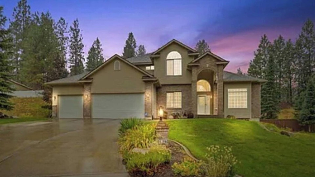 Mead House | Beautiful Home in Higher End Neighborhood Quiet Location