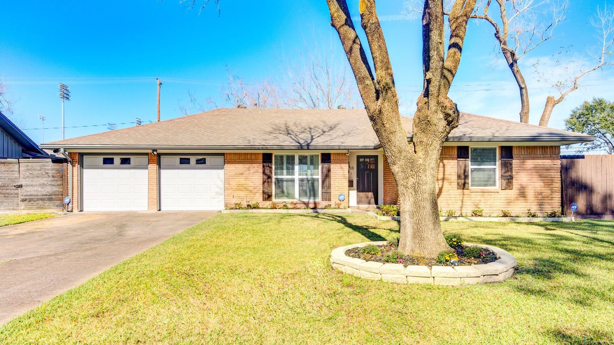 Spring Shadows House | Beautiful home in Houston Memorial, Galleria Area