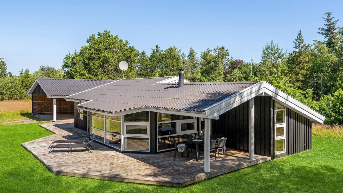 Bratten Strand House | Beautiful home in Jerup with kitchen