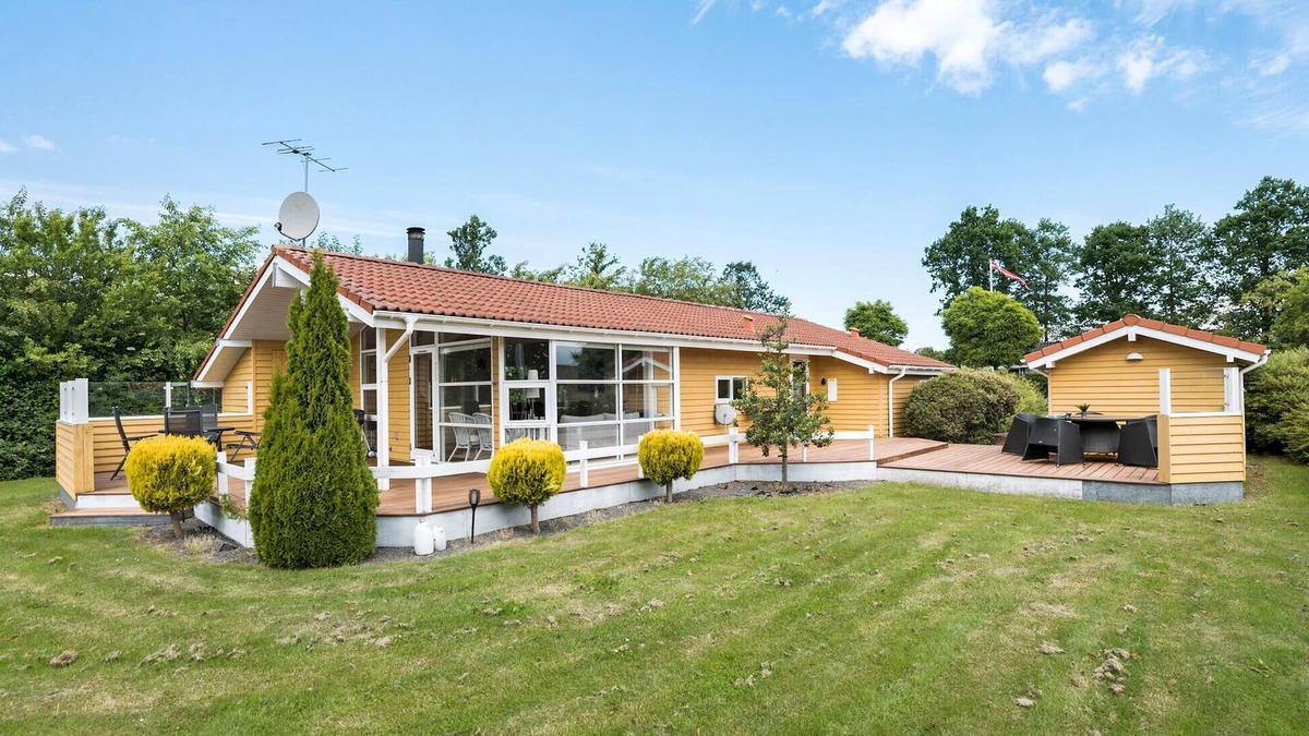 Pøt Strandby House | Beautiful home in Juelsminde with sauna
