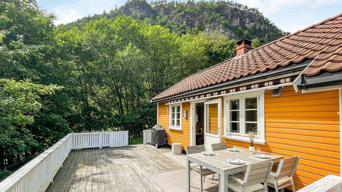 Lyngdal House | Beautiful home in Kvås with WiFi