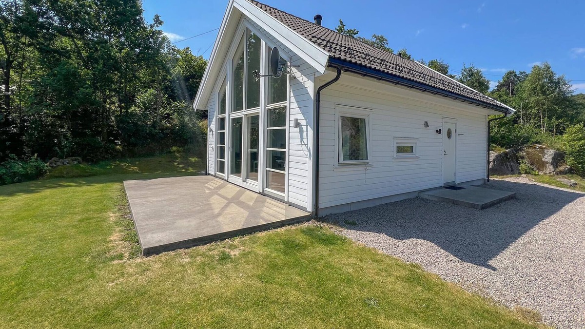 Lyngdal House | Beautiful home in Lyngdal with kitchen