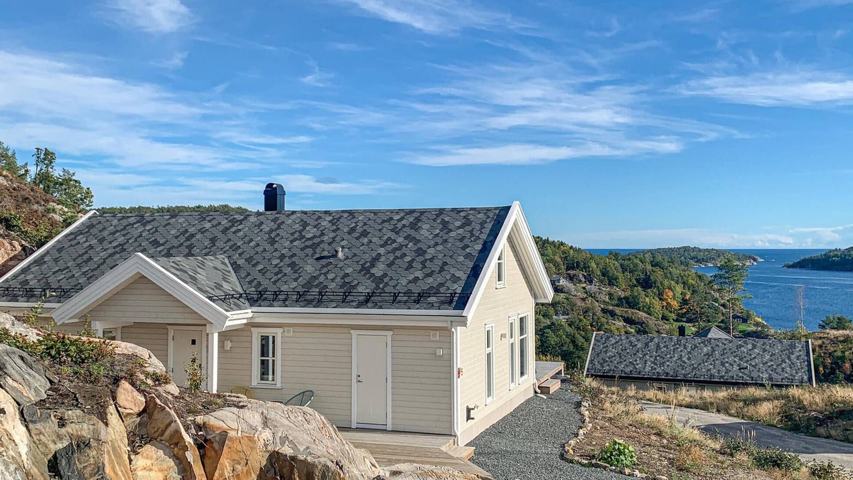 Risor House | Beautiful home in Risør with kitchen