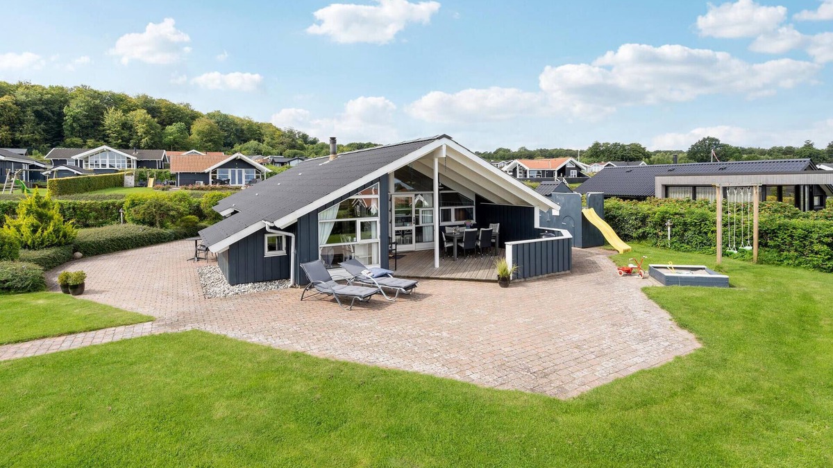 Grønninghoved Strand House | Beautiful home in Sjølund with sauna