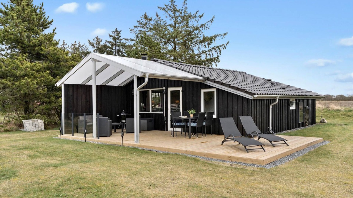 Skjern House | Beautiful home in Skjern with kitchen