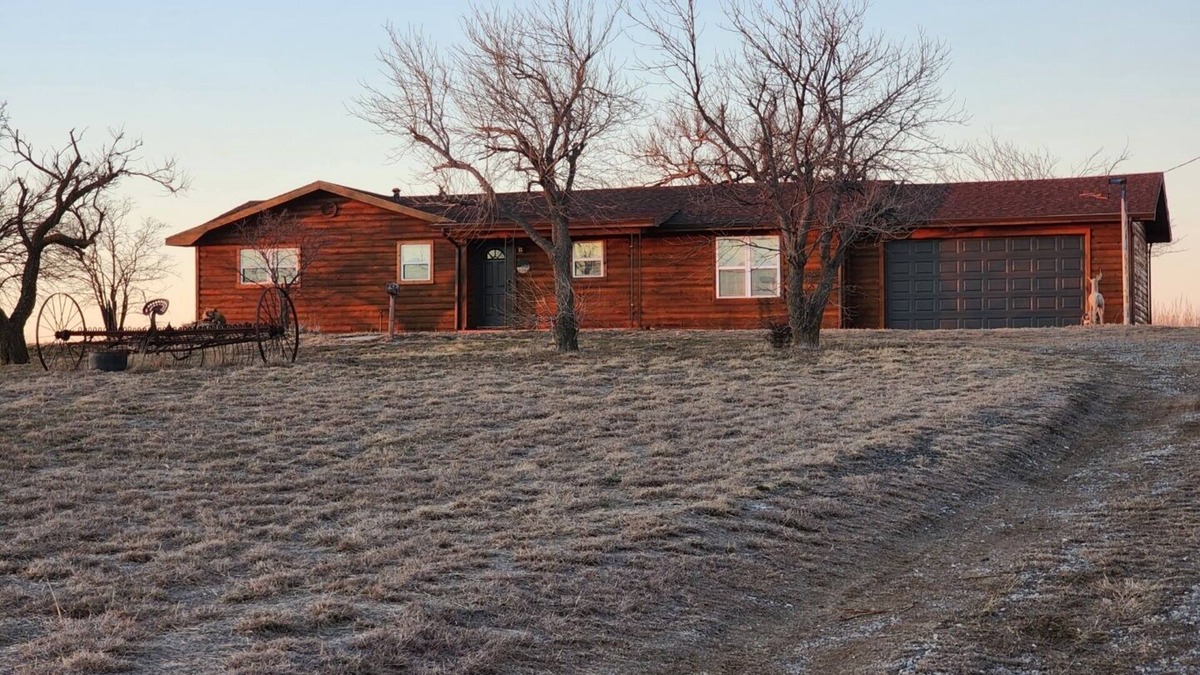 Kiowa County House | Beautiful home in the Wichita mountains, with stunning views