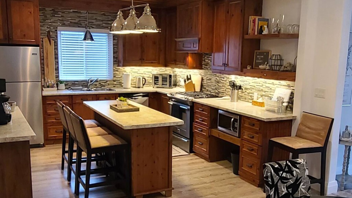 Collingwood House | Beautiful home, minutes away from Blue Mountain, Collingwood waterfront,and more